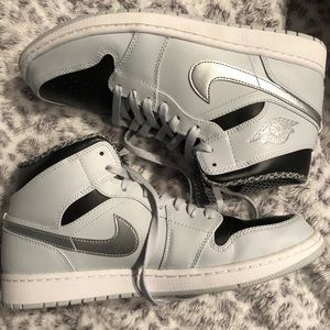 Jordan 1 Mid Pure Platinum Metallic Silver